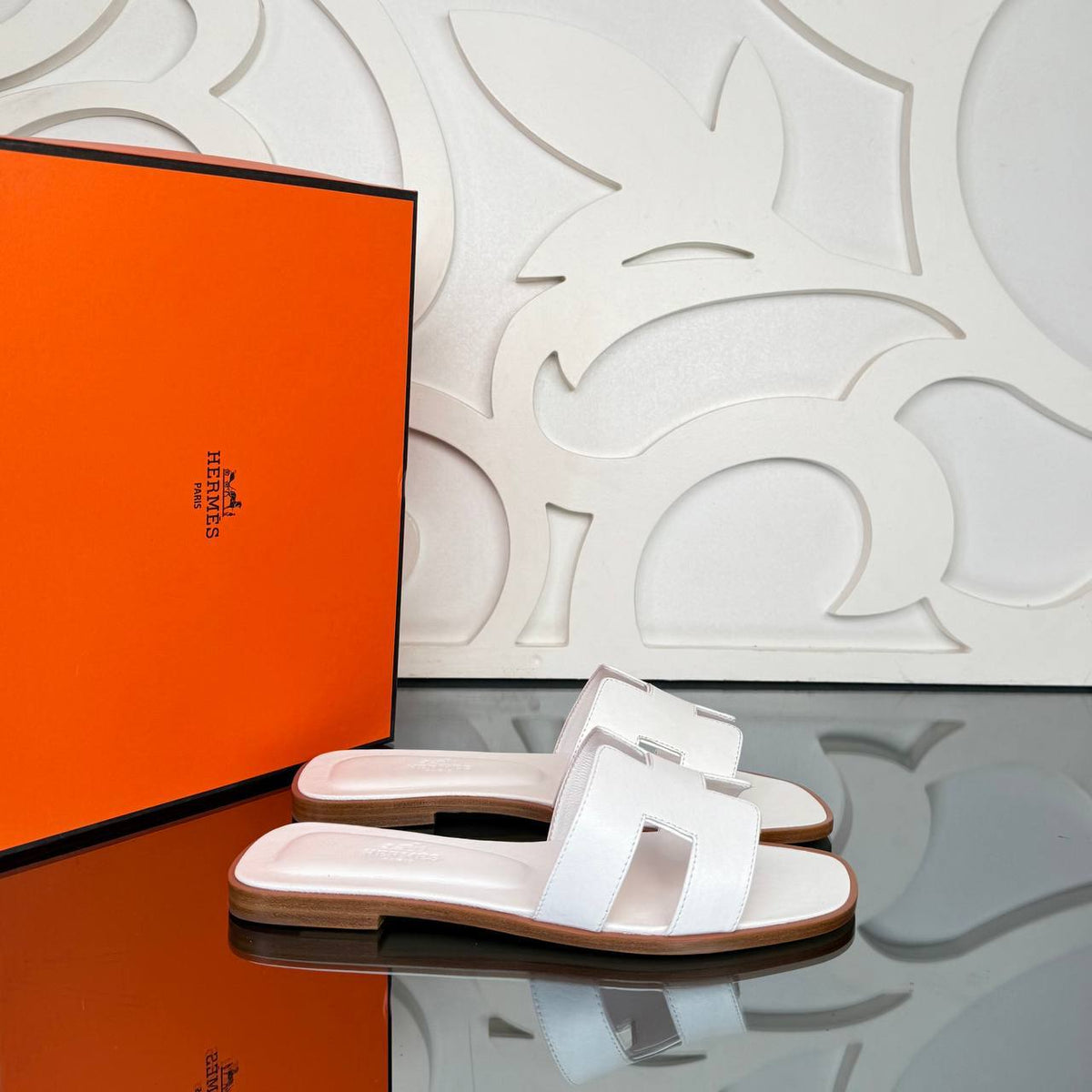 '- Oran Slippers (White)