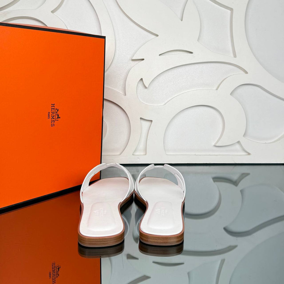 '- Oran Slippers (White)